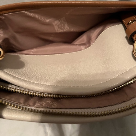 Anne Klein woman’s tote handbag in tan and blue. - Picture 5 of 8